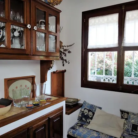 House - 4 Bedrooms - 9468 *